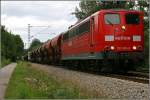 Bei Rosenheim ist die 151 065 mit einem Schotterzug aus ...