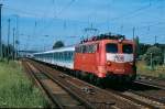 br-110-e-10 Love-Parade am 2. Juliwochenende 1998 in Berlin. Am Bahnhof Sch�nefeld erreichten fast 50 Sonderz�ge aus dem In- und Ausland die Hauptstadt. Von hier aus ging es dann leer weiter nach Berlin-Pankow Gbf. zum Abstellen. Hier 110 114-6 bei der Durchfahrt zum Bahnhof Zoo. Dort endeten Z�ge die 'gebraucht' wurden und nicht das ganze Wochenende in Berlin stehen konnten