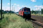 berlin-schonefeld-flughafen Love-Parade 1998 in Berlin. Am Bahnhof Sch�nefeld erreichten fast 50 Sonderz�ge aus dem In- und Ausland die Hauptstadt. Von hier aus ging es dann leer weiter nach Berlin-Pankow Gbf. zum Abstellen. Hier 232 121-4 im seinerzeit noch neuen DB AG Farbschema mit 'reinrassigem Nahverkehrszug'
