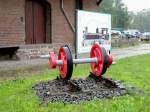 Der hintere Treibradsatz einer IVk steht vorm G�terschuppen in M�geln, ...