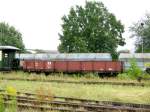 Dollnitzbahn Der OOw 97-23-16 steht in M�geln, im Hintergrund rosten die f�r den Kaolinverkehr beschafften Selbstentladewagen vor sich hin, 28.07.07