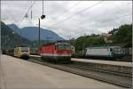 br-1144 Treffen dreier Bahngeselschaften,Baureihen und Lokhersteller in Kufstein. 9183 0 412 020-0 wartet am Zugschluss des TXL Stahlzuges auf die 9181 1144 223-5, die als Vorspann den Zug bis zum Brenner bringen wird. 9480 0189 930-1 wartet auf Gleis 1 auf die Weiterfahrt nach M�nchen. (Kufstein 28.06.07).