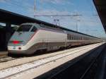 e-404--e-414 E414 115 mit einem Eurostar City in Venedig