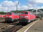 Zwei 218er im G�terbereich des Bahnhofes Ulm Hbf. Links: Br.218 ...