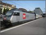 Re 460 100 steht am 18.07.2007 vor einem IR nach ...