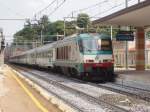 E402A 024 mit einem Intercity nach Turin in Vicenza  ...