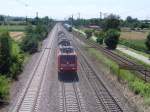 185 028-8 kommt mit einem kurzen Kesselwagenzug vom Rhodia Werk ...