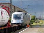 ES 64 U2-102 der HUPAC vor einem Fl�ssigcontainerzug in Richtung ...