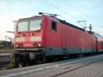 143 059-4 wartet mit RegionalBahn 26865 auf das Abfahrtssignal nach ...