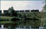 waldviertlerbahn 399.02 erreicht ,mit ihrem stattlichen Zug in K�rze Heidenreichstein. (Archiv 09/75)