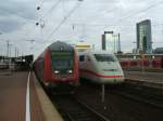 doppelstock-steuerwagen-3-gattung Dosto Steuerwagen vom RE 1 Hamm - Aachen neben ICE 2 bei der
Ausfahrt aus Dortmund Hbf.