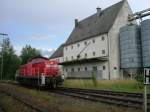BR 294 Am 10.07.2007 holt 294 598 aus dem Hirschauer Gleis 2 einige Wagen. Hier ist sie vor dem Gro�en BAYWA Lagerhaus zu sehen. (Strecke  Amberg-Schnaittenbach)