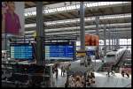 munchen-hauptbahnhof Bahnhofs Impressionen Im M�nchener-Hbf.Im Vordergrund ICE 1 Auf Gleis 19 F�hrt Um 16:18h Nach Hamburg-Altona 28.07.07