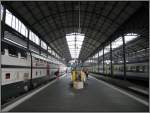 luzern Blick in die Halle des Bahnhof von Luzern an den Gleisen 4 und 5. Auf Gleis 4 wartet der SBB-IR nach Z�rich mit seinen Doppelstockwagen. Auf Gleis 6 ist auch noch ein Zug der BLS zu sehen. (18.07.2007)