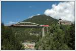 arlbergbahn Die S�dansicht der Trisannabr�cke von einer etwas tieferen Position und mit 18 mm aufgenommen. OEC 163 'Transalpin' von Basel nach Wien West am 25.7.2007. Links im Bild ist Schloss Wiesberg zu sehen. (Nochmaliger Upload: Das Foto besteht jetzt aus 2 Bildern, ich habe das Schloss Wiesberg extra mit 35 mm fotografiert, und nachtr�glich eingef�gt, damit es nicht so verzerrt dargestellt wird.)
