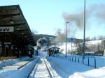 Fichtelbergbahn Ein Zug mit einer Neubaulok bespannt, f�hrt am 28.01.06 in Richtung Oberwiesenthal aus dem Bahnhof Cranzahl aus