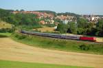 BR 120 120 144-1 schiebt am Abend des 01.08.07 einen InterCity-Ersatzzug mit mehreren 1.-Kl.-Gro�raumwagen und einem 2.-Kl.-Steuerwagen die Filsbahn hinunter in Richtung Ulm, hier in H�he Urspring aufgenommen.