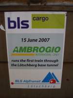 sonstiges Auf den AMBROGIO-Containern sind seit kurzem diese Aufkleber zu sehen: Ein Ambrogio-Zug mit der Re 465 001 war am 15.6.2007 der erste Offizielle G�terzug, der den L�tschberg-Basistunnel passierte.