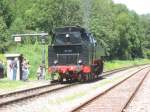 BR 86 86 333 ist gerade mit dem Wasserfassen in Weizen fertig und wird sich gleich vor das Zugende setzen.1.8.07