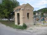 ferrocarriles-de-mallorca-fcm--sfm 03.11.06,Spanien/Balearen/Mallorca/Son Servera,Schrankenw�rterhaus am Ortsende von Son Servera in Richtung Manacor.