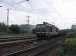 BR 180 Kaum war ich vom Fahrrad runter kam 180 020-0 mit ihrem G�terzug und  
gleichzeitig verschwand die Sonne hinter den Wolken so das ich meinen Filter nicht rechtzeitig von der Kamera ab bekam des wegen ist das Foto a bissel dunkel.02.08.07.