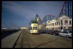 blackpool Wie man unschwer erkennen kann, hat Blackpool seinen Ruf als britische Spieler- und Vergn�gungsstadt nicht umsonst. Im Hintergrund steht die seinerzeit gr��te station�re Achterbahn Europas. Allerdings ist das Bild vom Wagen 723 der Blackpooler Strassenbahn auch schon 1996 entstanden. Hinweis: eingescanntes Dia