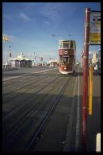 blackpool Wagen 366 der Strassenbahn in Blackpool. Es ist der einzige Strassenbahnbetrieb in Gro�britannien, wo bis heute noch die typischen Doppelstockwagen verkehren. Dieses Bild ist 1996 entstanden und zeigt ein historisches Fahrzeug (wobei die normalen Fahrzeuge nicht wirklich neu sind) mit Holzaufbauten. Hinweis: eingescanntes Dia