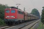 BR 139 Elok 139 310-7 (BR 139 ist eine Variante der BR 140 mit elektrischer Widerstandsbremse) am 02.08.2007 in Castrop-Rauxel am Bahn�bergang Beckumer Stra�e unterwegs mit einem gemischten Kohlenwagenzug. Es sind �berwiegend gelb/blaue Wagen aus Polen eingereiht.  