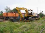 bad-kleinen Hier wurde der klassische Kettenbagger zum Zweiwegefahrzeug umfunktioniert. Im Hintergrund noch die WFL V 60 fotografiert in Bad Kleinen am 17.07.2007