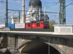 180 002-8 mit einem Containerzug auf der Marienbrücke im Hintergrund ... 180 002-8 mit einem Containerzug auf der Marienbrücke im Hintergrund ...