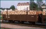 4 Dreiachser (im Bild 61606) beladen mit sauber gestapeltem Rundholz ...