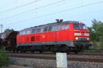 218 139 steht vor enem Schotterzug im Bf. Hagenow Land. ...