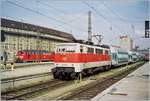 E 111 176-4 mit einem Zug des Nahverkehrs in M�nchen ...