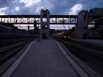 Abendstimmung im Bahnhof Spiez: Der IC 3183 mit der Re ...