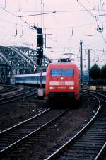 K�ln Hbf Eine ganz ordin�re 101er mit einem ganz ordin�rem Interregio an einem ganz ordin�ren Bahnhof (Hier: K�ln :-;). Damals war sowas eigentlich v�llig langweilig, heute w�rde man sich freuen, wenn die Bahn mal wieder etwas bunter w�re und auch diverse Mittelzentren vom Fernverkehr bedient w�rden. Hinweis: eingescanntes Dia