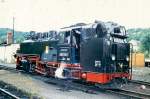 Wei�eritztalbahn 099 736-1 wird f�r ihren Zug nach Kurort Kipsdorf vorbereitet. Damals allt�glich, heute schmerzlicher Wunschtraum und die Gewissheit, dass die Politik nicht h�lt, was sie verspricht. Hinweis: eingescanntes Dia