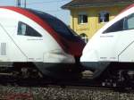 ICN Kopf an Kopf durchfahren ICN 'Jean Rudolf von Salis' und ICN 'Blaise Cendrars' den Bahnhof Lenzburg (14.07.2007)