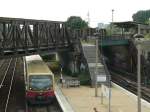S-Bahn Berlin Zug der Linie S3 nach Erkner bei der Einfahrt im Ostkreuz. 2007 ist ein schweres Jahr f�r S-Bahn-Fahrg�ste. Die S-Bahn 'rationalisiert' Bahnsteigaufsichten, Zugl�ngen und -fahrten weg. Die Mitarbeiter m�ssen die Einsparungen mittragen und sind dementsprechend demotiviert, ein hoher Krankenstand ist die Folge. Zugzielanzeiger auf den Bahnh�fen werden oft nicht mehr korrekt umgestellt, wichtige Ansagen entfallen oft v�llig. Zu kurze Z�ge sind �berf�llt, man steht wieder. Schade!
