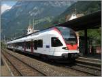 RABe 523 (Flirt) RABe 523 003 steht am 18.07.2007 als S2 nach Erstfeld im Bahnhof von Fl�elen.