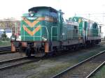 SM42 Hier zeigt sich die 4-achsige SM42-960 von hinten. Der dahinter stehende 6-achsige Dieselkasten  SM31-074 ist auch von Fablok hergestellt, hat aber keine Verwandten in Marokko.
Stargard 06.04.2007