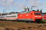 Halle (Saale) 101 059 schiebt einen IC in denBahnhof Halle. 24.07.2007