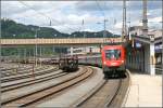Mit 10 Minuten Versp�tung rollt die 1116 115 mit ...