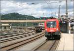 BR 1116 vor Personenz�gen Mit 10 Minuten Versp�tung rollt die 1116 115  mit dem OEC 162 'TRANSALPIN' nach Basel aus dem Bahnhof Kufstein. Gru� an den Lokf�hrer f�r das Fernlicht. (28.06.07) (3)