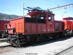 Ee 934 Die Zweisystem-Ranigerlok Ee 934 558-8 steht am 3.8.07 beim Depot Chiasso. Diese Rangierlok-Serie kann unter dem SBB Stromnetz 15kV≈ sowie unter dem italienischen 3kV= fahren. Und wird vorallem bei Lokwechseln von internationalen Z�gen ben�tigt, wo die Zuglok unter dem f�r sie fremden Stromsystem weggestellt werden muss.