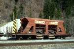 G�terwagen RhB - Fad 8707 am 12.04.1998 in Fideris - Selbstentladewagen 4-achsig mit 1 offenen Plattform - Werbung: Baustoffwerk Surava AG - Baujahr 1971 - JMR - Gewicht 14,02t - Zuladung 34,50t - L�P 12,50m - zul�ssige Geschwindigkeit Aufkleber 70/B km/h - �2=21.12.1992 - Lebenslauf: ex Fad 8707 - 02/2005 Fac 8707.
