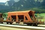 G�terwagen RhB - Fad 8708 am 26.06.1995 in Untervaz - Selbstentladewagen 4-achsig mit 1 offenen Plattform - JMR - Gewicht 14,10t - Zuladung 34,50t - L�P 12,50m - zul�ssige Geschwindigkeit Aufkleber 70/B km/h - �3=22.12.1992 - Lebenslauf: ex Fad 8708 - 02/2005 Fac 8708.

