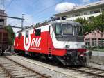 Re 436 (BLS | RM) Berner Oberland 2007 - Auf ihren n�chsten Einsatz wartet am 12.07.2007 die 436 111-9 des Regionalverkehr Mittelland im Bahnhof von Spiez. Durch den Zusammenschluss von RM und BLS ging auch diese Lok in den gemeinsamen Bestand �ber. Doch noch deutet an der Lok nichts auf die BLS hin. Sie befindet sich im tadellosen Originalzustand! So weit wir es beobachten konnten, wird diese Lok als Schubhilfe f�r schwere G�terz�ge �ber den L�tschberg eingesetzt.
