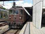Spiez Berner Oberland 2007 - Nachdem noch schnell die RoLa Richtung Norden am Nachbargleis abgelichtet werden konnte, bleibt nun Zeit sich der BLS Re 4/4 184 'Krattigen zu widmen. Immernoch steht sie an Gleis 5 im bahnhof Spiez und wartet mit einer Schwestermaschine auf die nun hoffentlich bald erteilte Ausfahrt nach S�den. Mit der Abgabe der BLS-Fernverkehrsleistungen an die SBB komen diese Loks nun leider nur noch im G�ter- und Regionalverkehr zum Einsatz. Noch vor 7 Jahren liesen sich am L�tschberg Fernz�ge mit diesen Loks ablichten. Mal schauen wie viele von ihnen noch den 50. Geburtstag feiern k�nnen. Die Maschinen sind gr��tenteils Baujahr 1964, besitzen Wendezug- und Vielfachsteuerung und k�nnen auch mit der modernen Re 465 gemeinsam eingesetzt werden. Spiez, 12.07.2007.