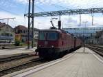 Re 420 (Re 4 Berner Oberland 2007 - Mit einer 'Rollenden Landstra�e (RoLa)' durcheilen am 12.07.2007 in der Mittagshitze die beiden SBB 11628 und 11257 den Bahnhof Spiez vom L�tschberg kommend. Der gr��te Teil der RoLa&acute;s am l�tschberg wird jedoch von der BLS gefahren, so dass das Bild einen kleinen Seltenheitswert besitzt.