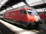 Re 460 (Lokportraits) Unseren diesj�hrigen Sommerurlaub verbrachten wir wieder im Berner Oberland. Bei der Anreise nach Spiez wurde dabei unser Zug IC 820 Romanshorm - Brig von der Werbe-460 090 geschoben bzw ab Bern wieder gezogen. Die Lok wirbt f�r den L�tschberg-Basistunnel. Heute muss sie allerdings nochmal �ber den Berg, statt durch das Loch im Berg. Ab Dezember darf sie dann 17 min Tunnel geniesen statt den Ausblick auf Sigriswiler Rothorn, Niederhorn, Bl�mlisalp und das Rhonetal. Z�rich HB, 12.07.2007